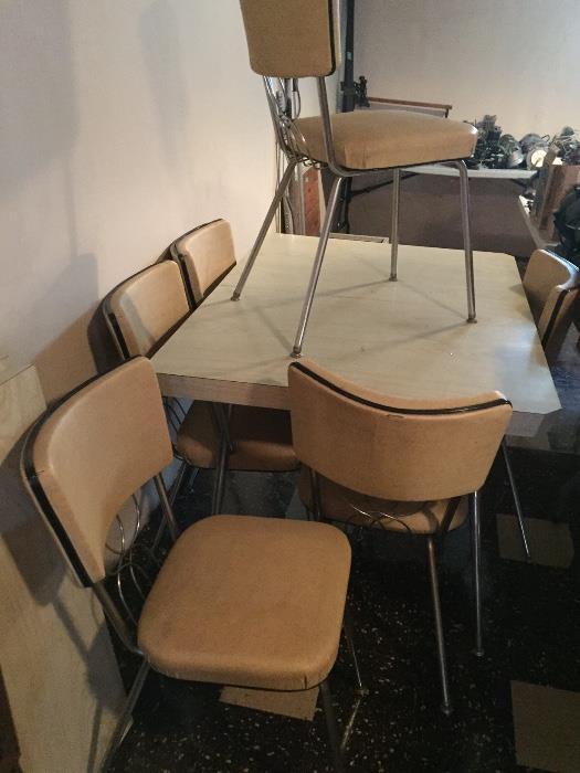 1950s kitchen table and 6 chairs with 2 leaves
Excellent condition