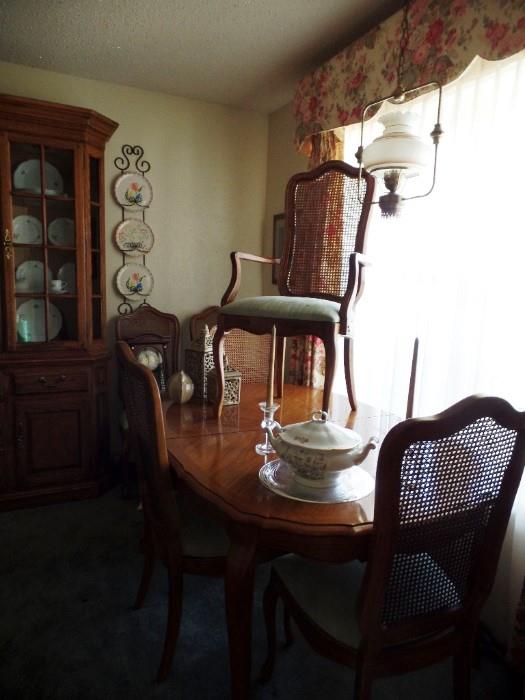 Traditional Dining Room Set with 6 Chairs and Table