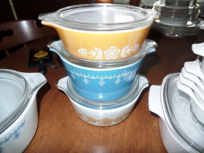 Pyrex with matching lids