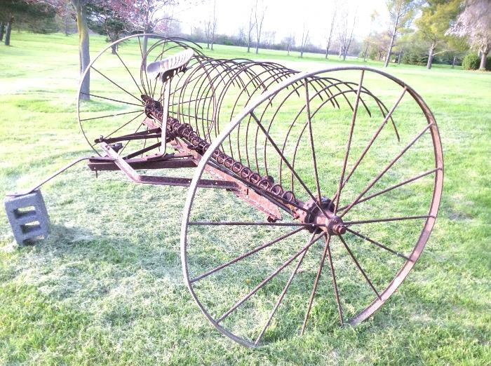 EXCELLENT CONDITION ANTIQUE TRACTOR RAKE