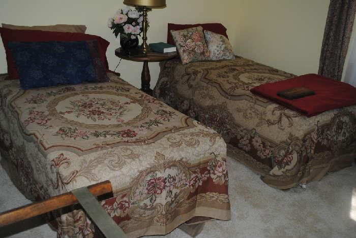 Pair of twin beds, includes bedding!