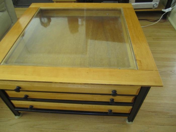 COFFEE TABLE WITH DISPLAY GLASS TOP