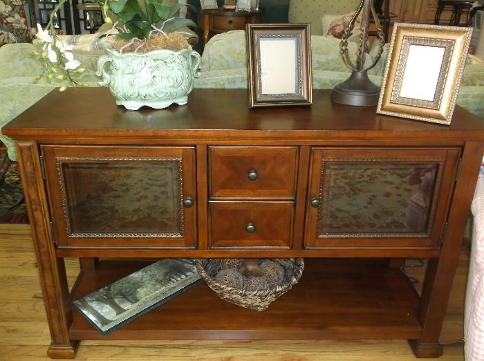 Console table w/two doors and drawers