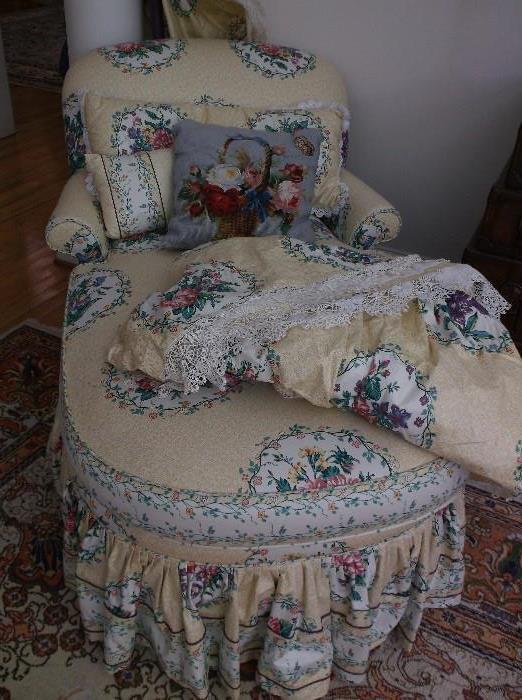Yellow floral chaise w/accessories (bed skirt and window treatment)Hi