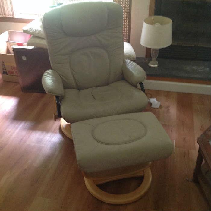 Stressless style chair / ottoman $ 200.00