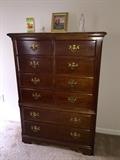 Thomasville Chest of drawers - Excellent Condition 