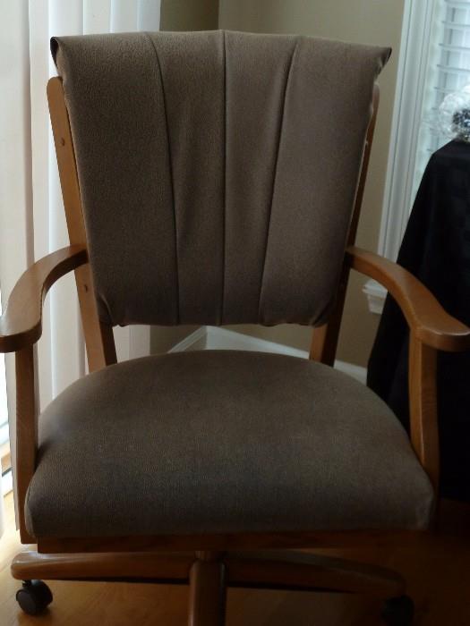 Swivel caster chair with arm