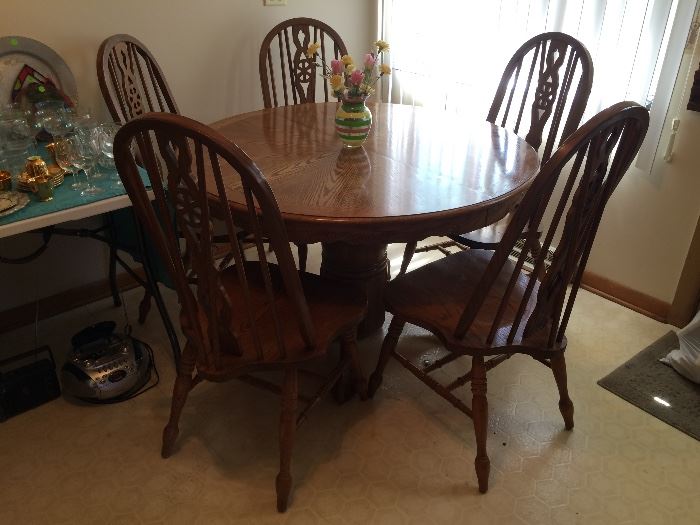 Kitchen table with 6 chairs (6th chair no pictured) - also includes a leaf!