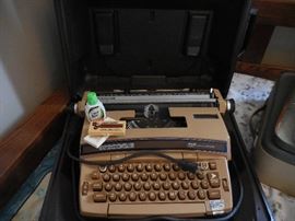 Coronet Portable Typewriter/Case
