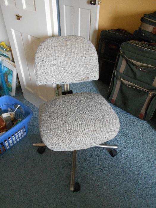 1 of 2 Desk Chairs