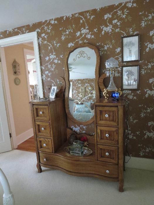 Nice Dresser w Swivel Mirror and Side Drawers, Keepsakes by Pulaksi 