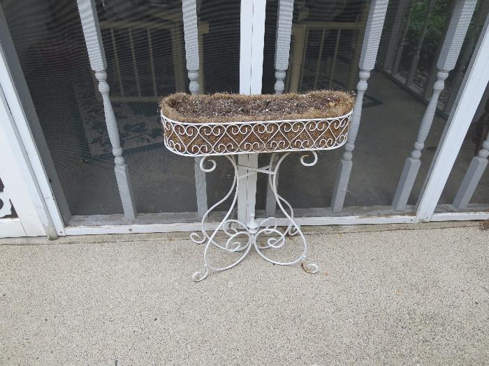 White Wire Oval Plant Stand 