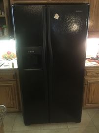 Fridgidare Black side by side