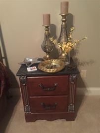2 matching night stands