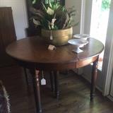 A beautiful antique table with 2 leaves