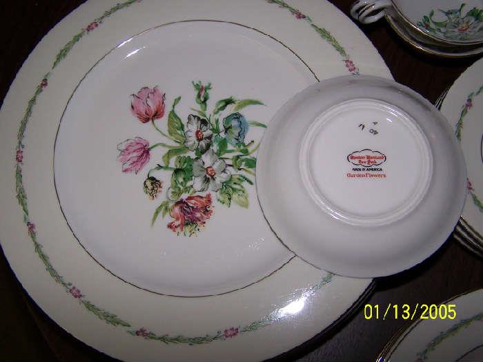 Haviland - Garden Flower service for 8 and 2 serving dishes  -  Upstairs items