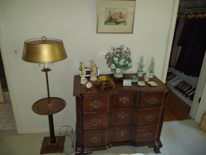 Kindel 3-drawer chest, floor lamp, glass bead floral 