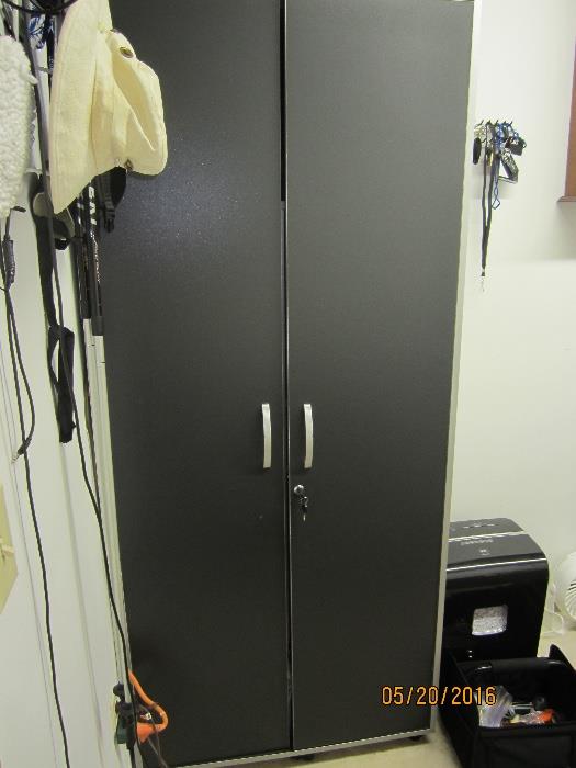 Locking cabinet