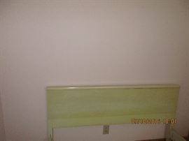 Harmony House Vintage bedroom set, dresser, mirror, chest of drawers, head/footboard/side rails