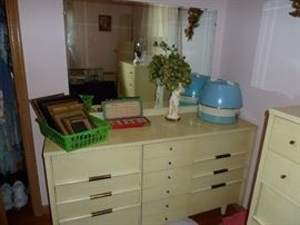 Harmony House Vintage bedroom set, dresser, mirror, chest of drawers, head/footboard/side rails