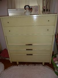 Harmony House Vintage bedroom set, dresser, mirror, chest of drawers, head/footboard/side rails