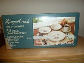 40 piece dinnerware set service for 8