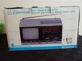 Emerson 4.5" black & white TV am/fm & digital clock radio