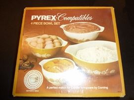 New in box vintage Pyrex 4 piece bowl set