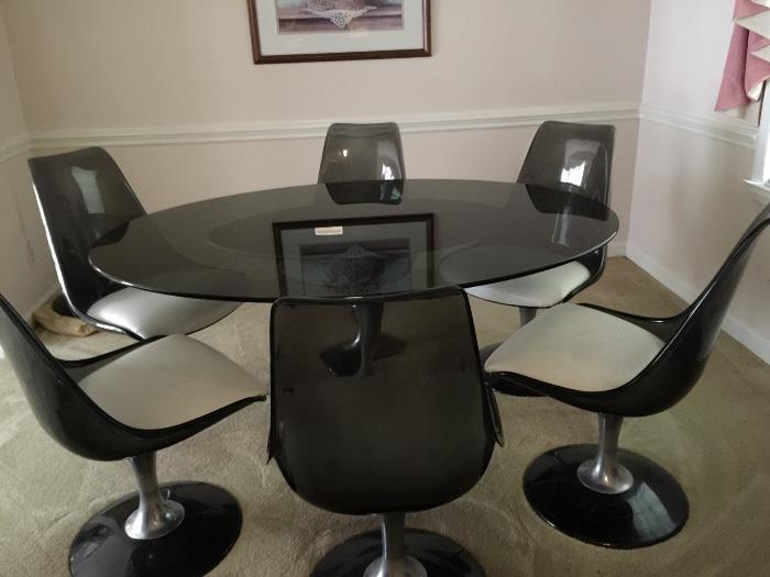 Saarinen Knoll style tulip table