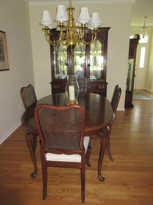 DREXEL DINING TABLE WITH 6 CHAIRS & HUTCH