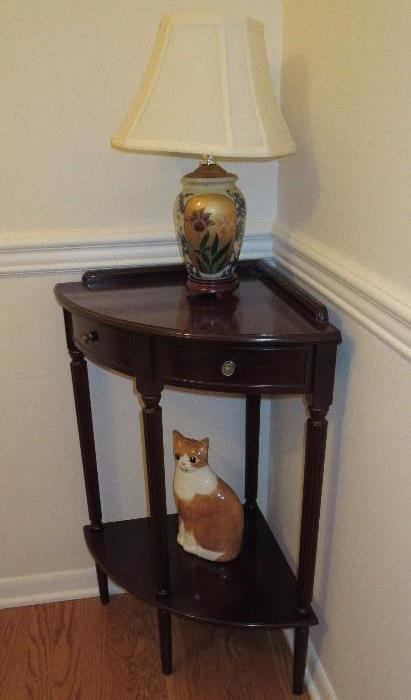 CHERRY CORNER TABLE / LAMP / CAT FIGURE