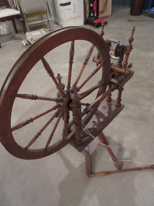VINTAGE SPINNING WHEEL, GREAT CONDITIONS!!!