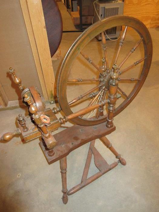 VINTAGE SPINNING WHEEL, GREAT CONDITIONS!!!