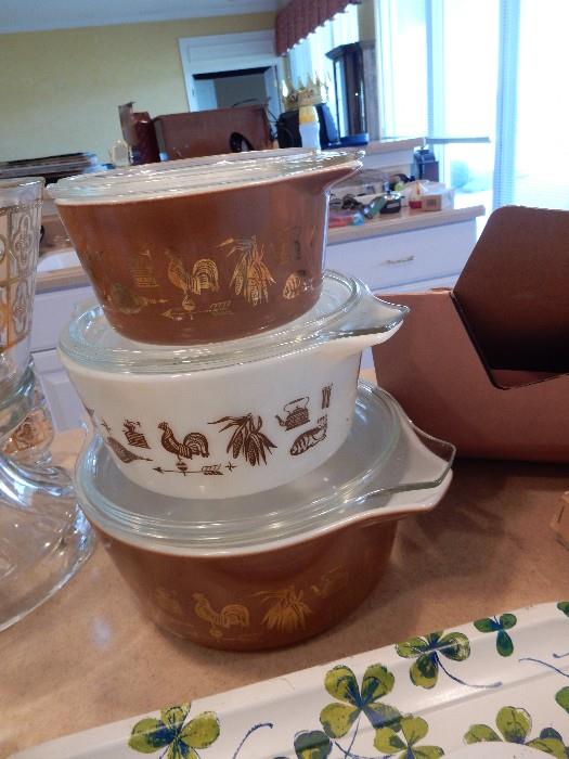 oh my! VINTAGE PYREX  3 MATCHING PIECES
