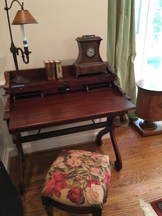 Antique writing desk/extends