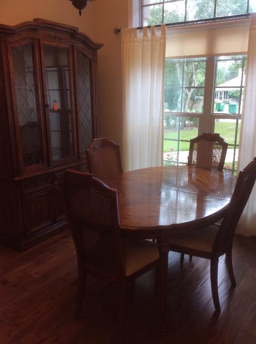 Stanley brand dining room table & 6 chairs