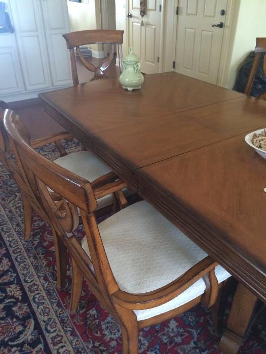 French inspired dining table with 6 chair - carpet is not available