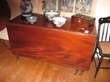 Mahogany drop leaf table;  C 1810;  Baltimore or Richmond made.