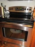 Convection oven with ceramic top and five burners