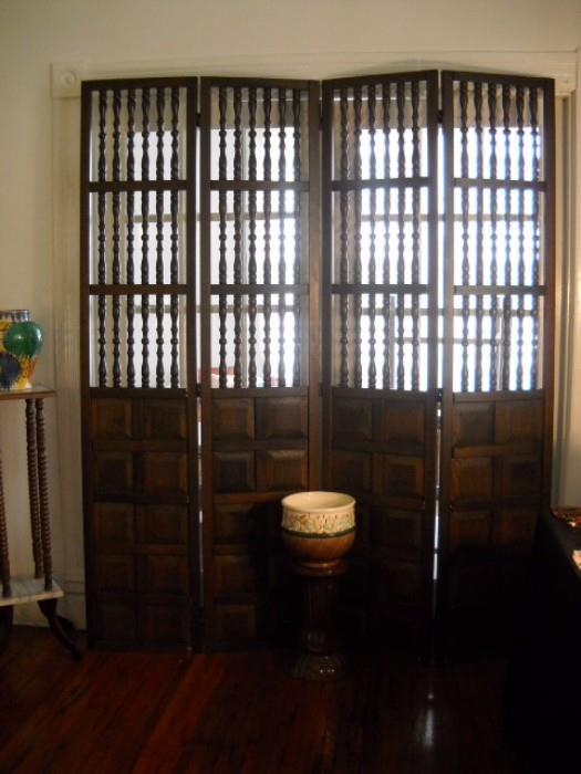 4 FOLD WOOD SCREEN WITH SPINDLES
