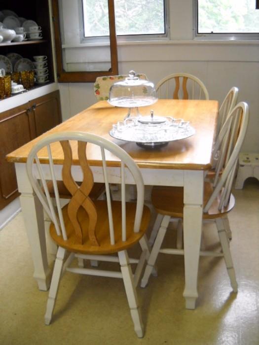 KITCHEN TABLE WITH 4 CHAIRS AND BENCH