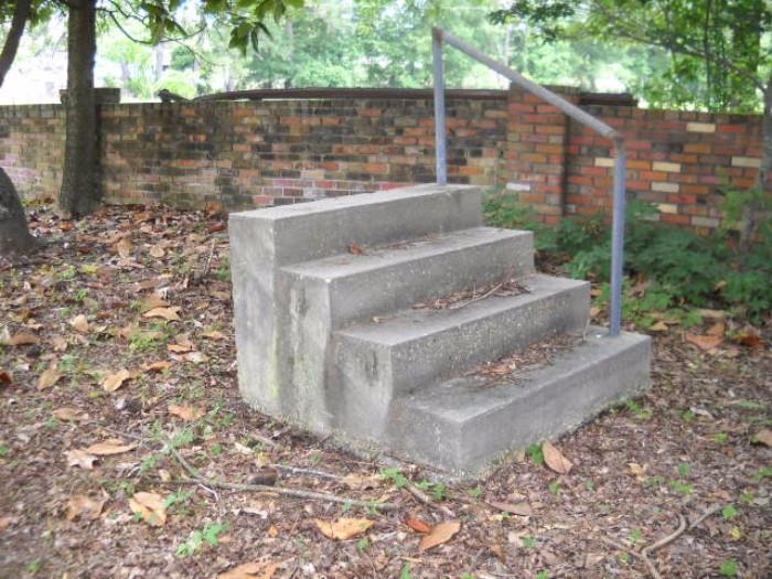 CONCRETE STEPS WITH HAND RAIL