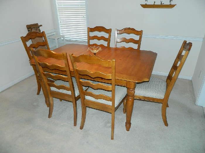 Beautiful Dining Room Table & 6 Chairs