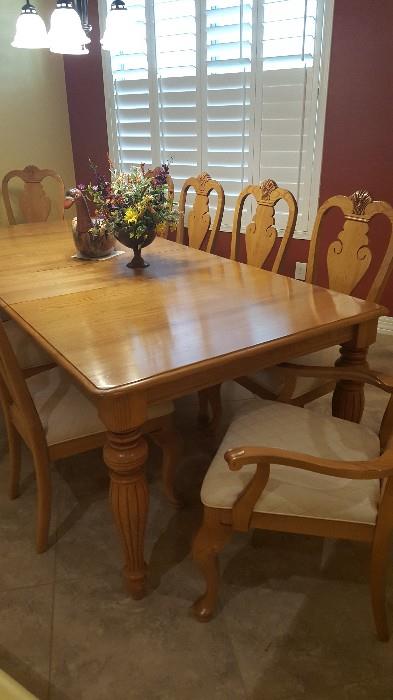 Dining table, 1 year old, 2 leaves, 9 chairs