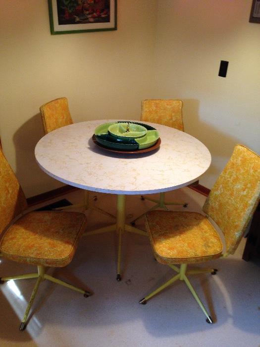 Cool old vinyl table and chairs! Just like the Brady Bunch!