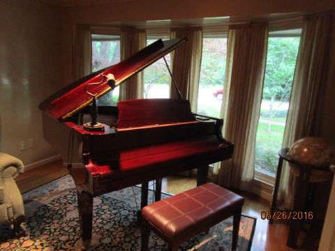 1995; D H BALDWIN BABY GRAND PIANO; C152.  Beautiful Sound....Great price!