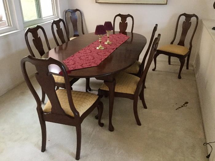Walnut Dining set - 8 chairs, 2 leaves - Gorgeous
