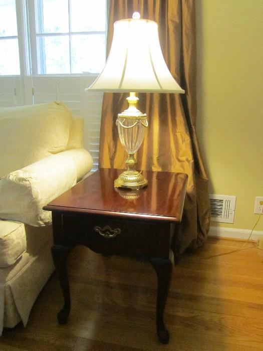 2 Thomasville mahogany end tables & 2 crystal lamps