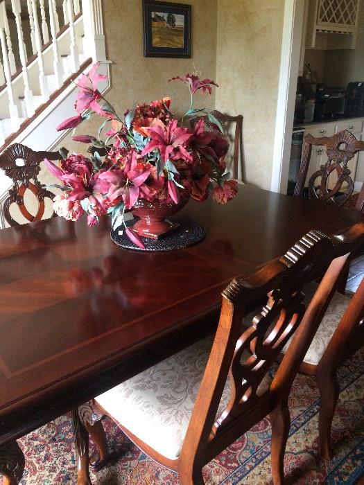 Lovely dining table with 8 chairs