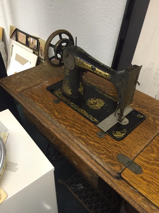 ANTIQUE SINGER TABLE SEWING MACHINE WITH CASE IRON LEGS